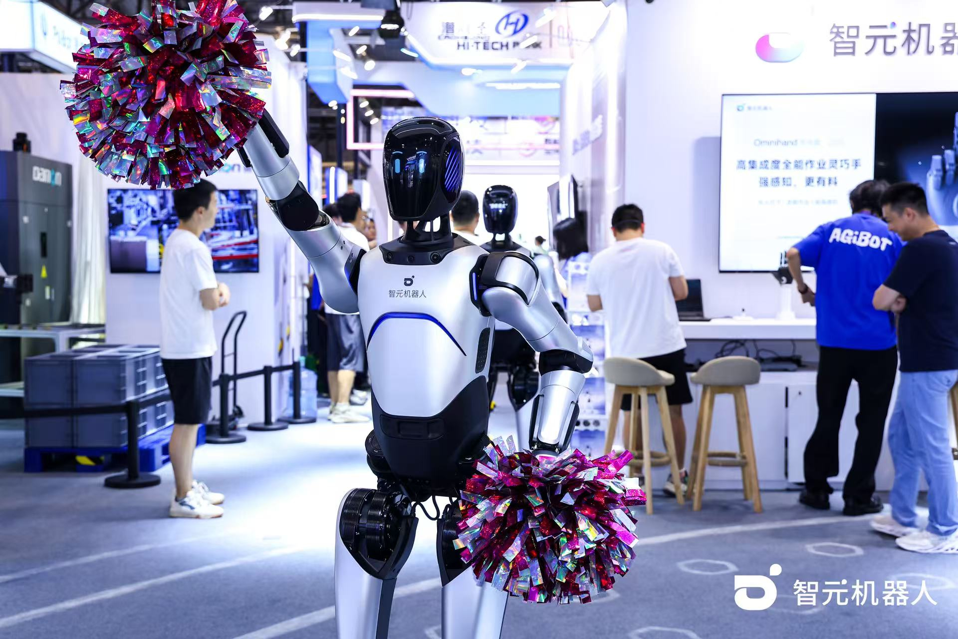 3003.com机器人 WAIC 首日展台火爆，机器...